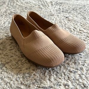 Tan Comfortview shoes, Size 9